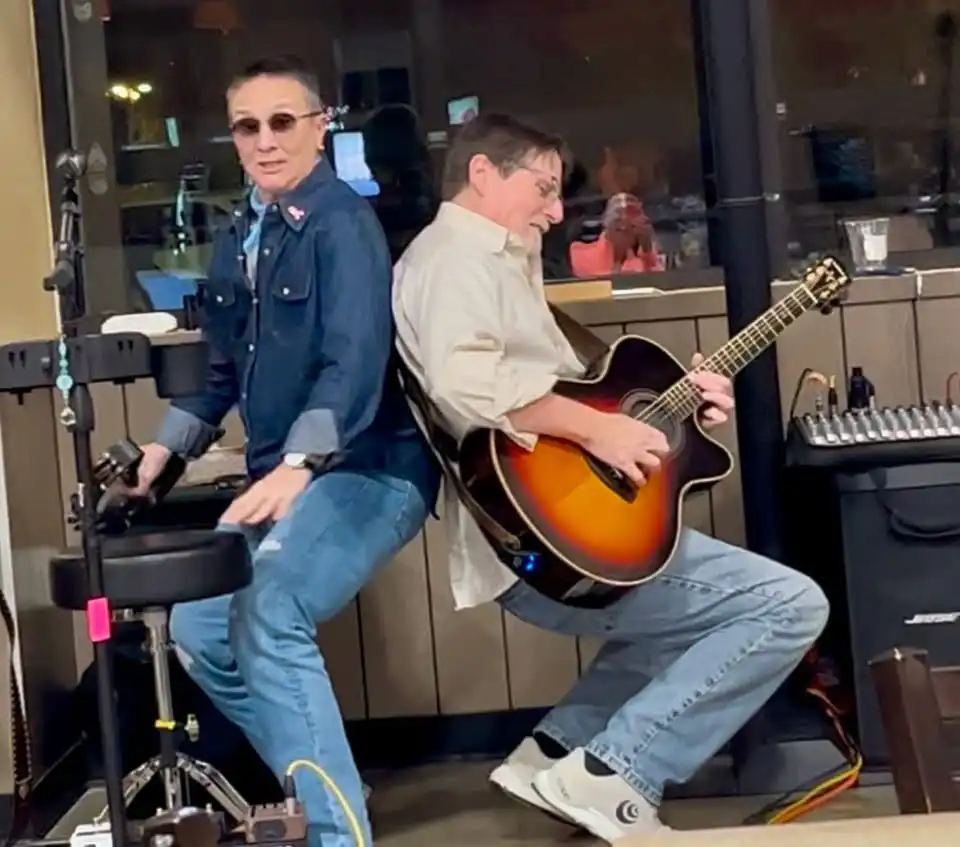 Steve & Tamara Perform at Market Street, Taphouse 16